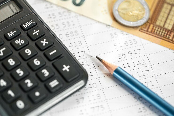 calculadora-dinero-lapiz-closeup-sobre-fondo-borroso_169016-24614
